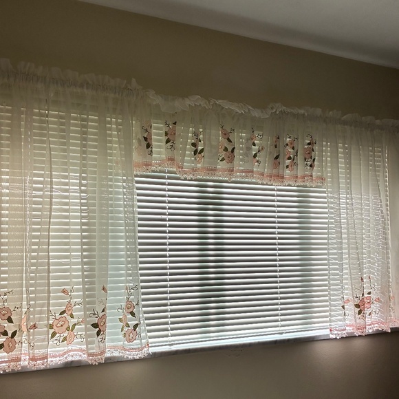Vintage Curtains 8 Panels 3 Valences Ivory w/Peach and Green Flowers Poly EUC - Picture 1 of 10